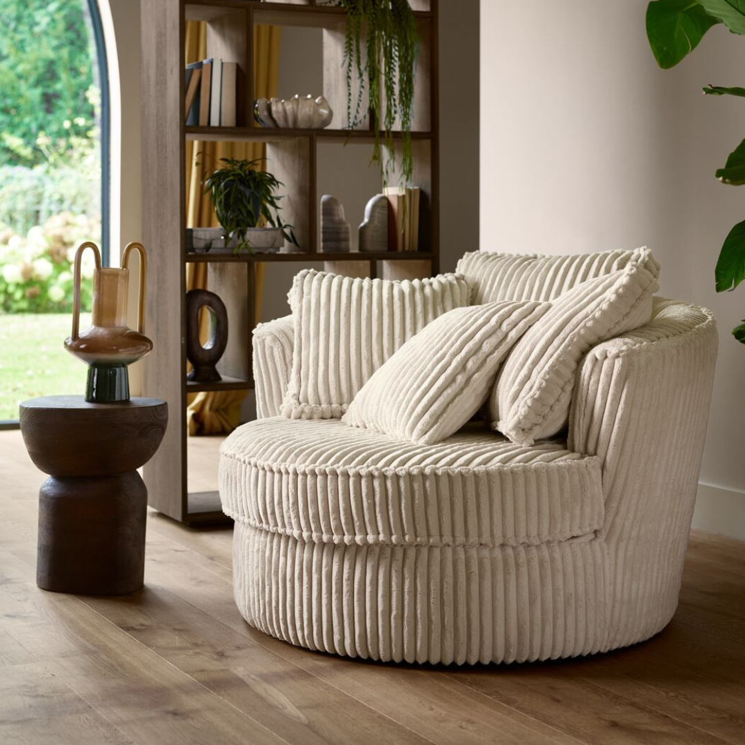 beige fauteuil in ribstof in een moderne woonkamer