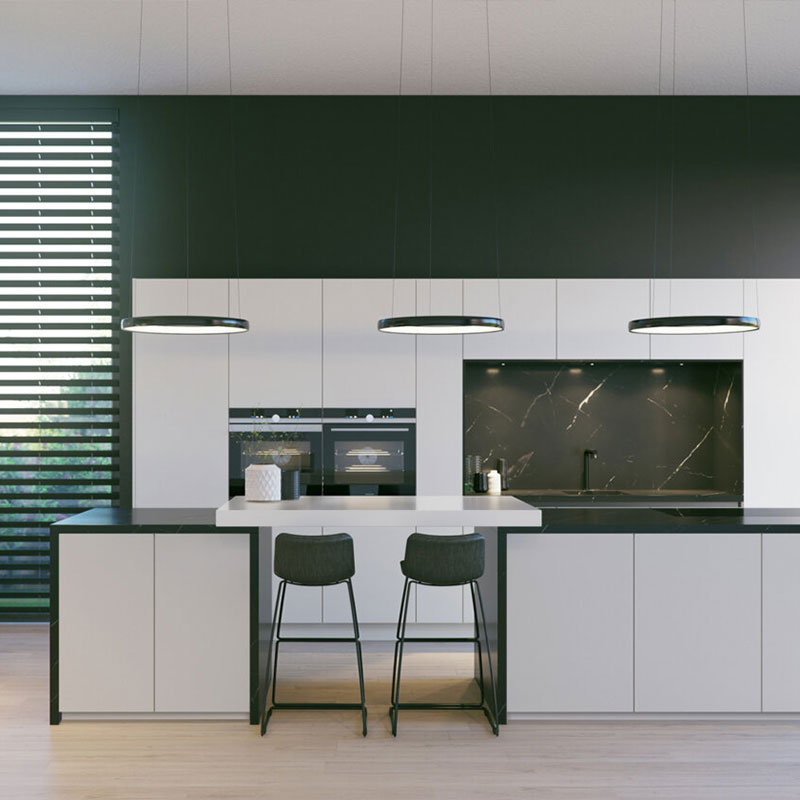 Strakke wit-zwarte keuken met kookeiland, marmeren achterwand en moderne hanglampen