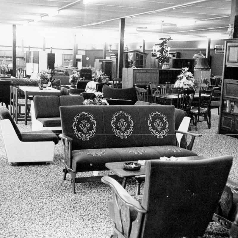Een zwartwit foto met meubelen uit de jaren 80