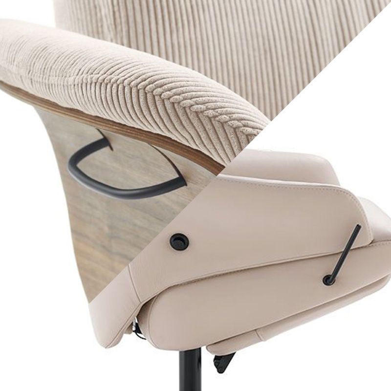 Luxe relaxfauteuil met voetenbank, groene bekleding en houten details bij licht raam