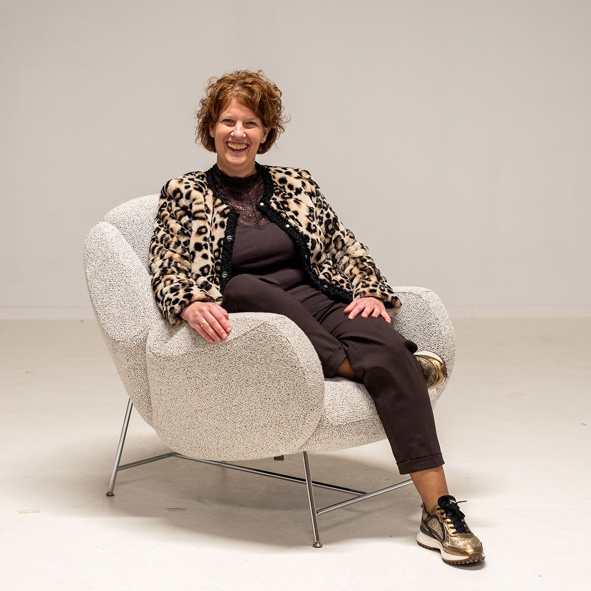 Hennie Kapenga zittend op een stoel 