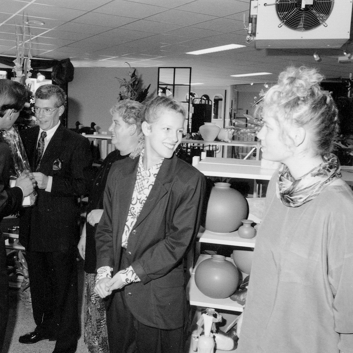 verschillende mensen in een meubelwinkel van vroeger