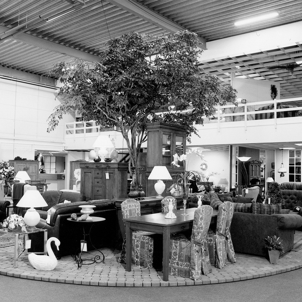 foto van de hal van Home Center in Wolvega van oude meubels