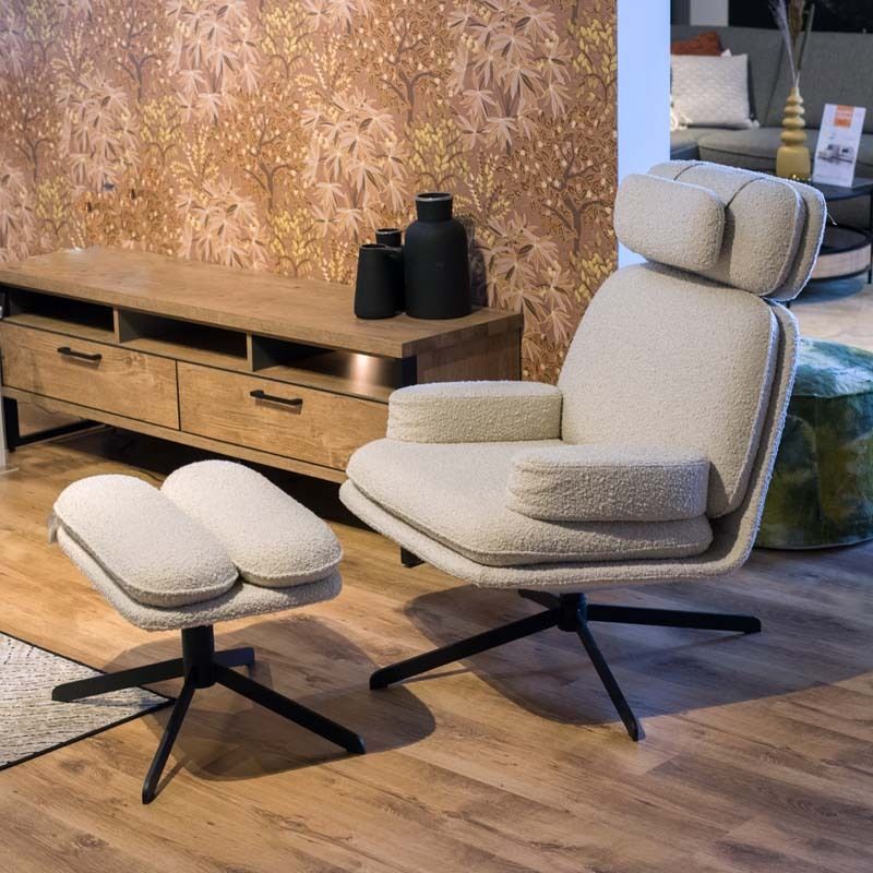 Een donkerbruin houten dressoir Belvio met accessoires op de bovenkant