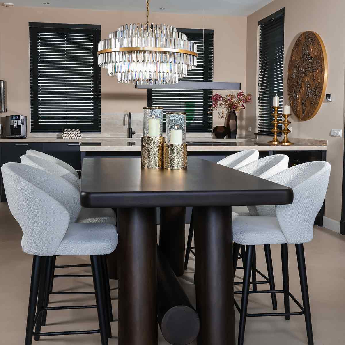 Sfeerbeeld van een eetkamer met een eettafel en eetkamerstoelen in de woonstijl hotel chique