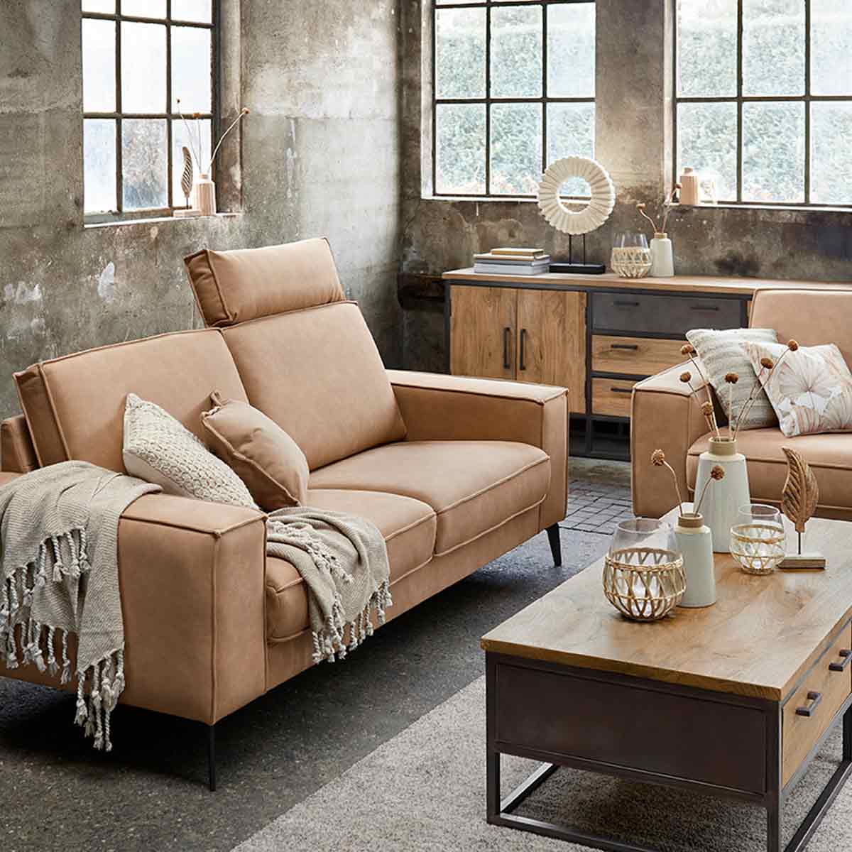 sfeerbeeld van een industriele woonstijl in de woonkamer, met een bruine bank en een salontafel