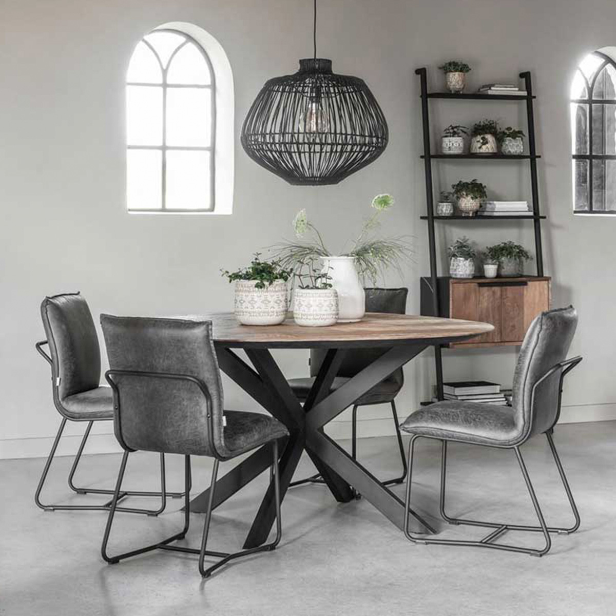 sfeerbeeld van een industriele eetkamertafel en eetkamerstoel