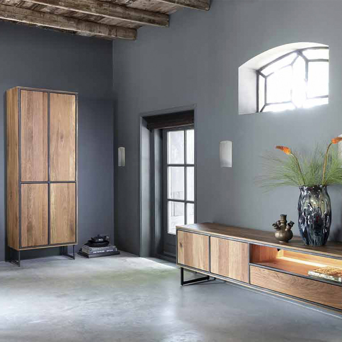 twee kasten in een industriele woonstijl met mango hout