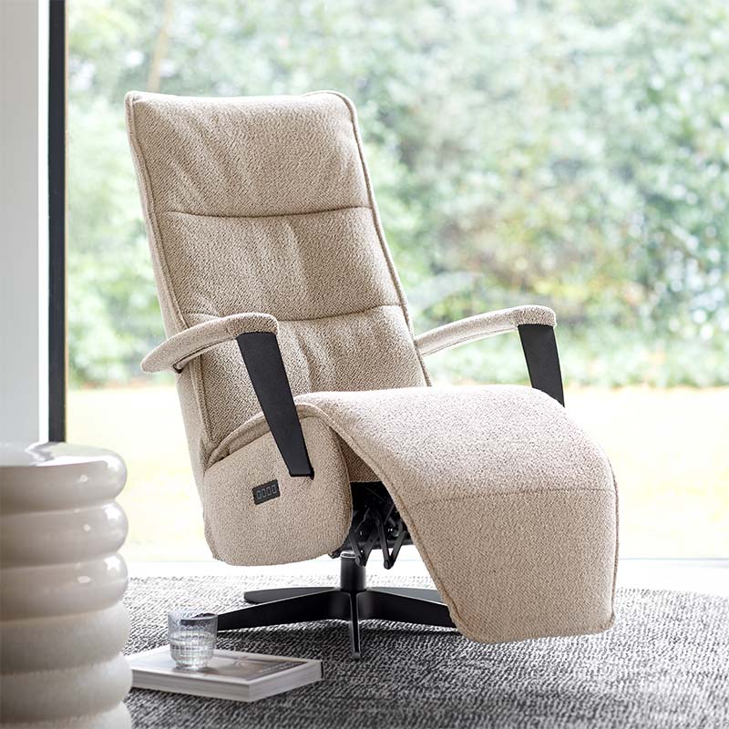 Twee relaxfauteuils in leer en stof, met armleuningen en metalen draaivoet voor comfort