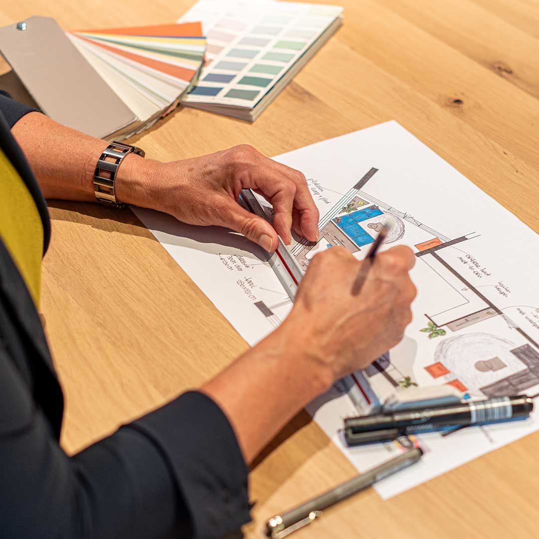 Handgetekend interieurontwerp met kleuraccenten en schaalverdeling tijdens gratis interieuradvies gesprek
