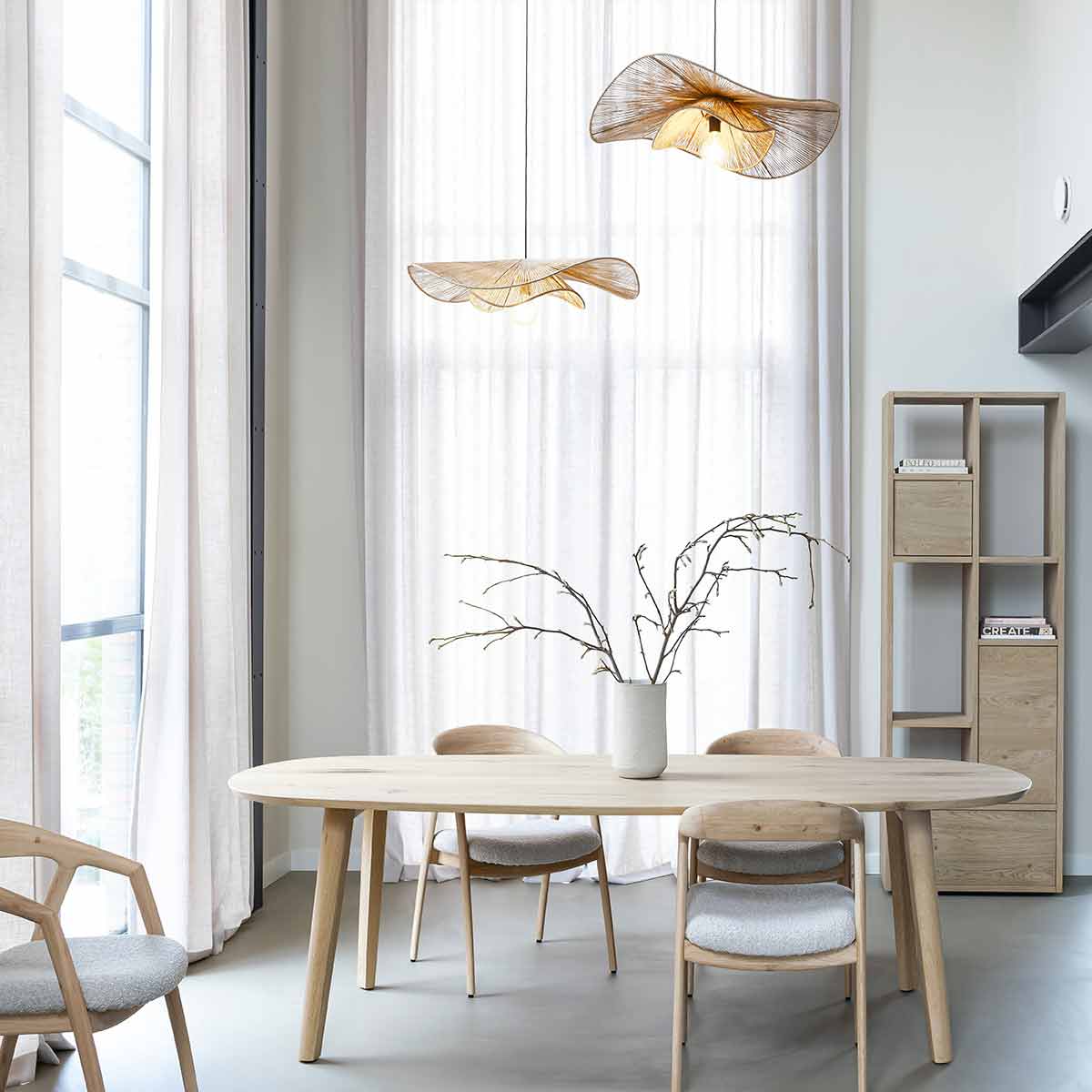 Japandi stijl eettafel en eetkamerstoelen met verlichting en een kast