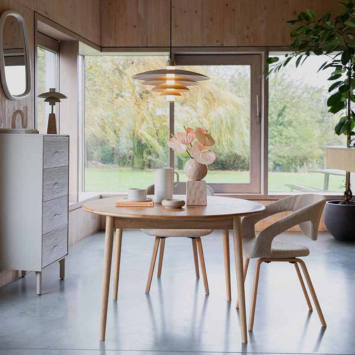 Japandi stijl eetkamerstoel en eetkamertafel met een kast en hanglampen