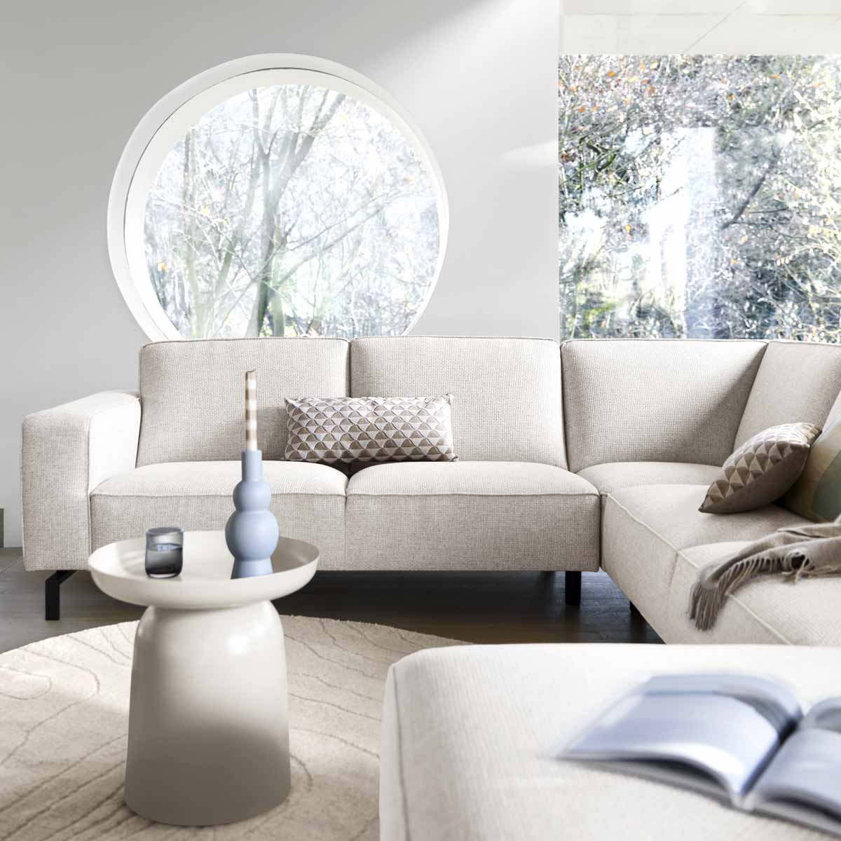 zijaanzicht van de hoekbank Virgio van INHOUSE in een licht beige kleur