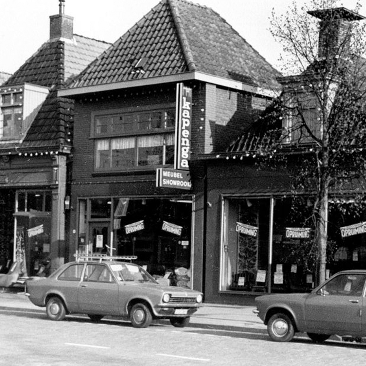 een oude foto van het pand van vroeger met de naam 'Kapenga'