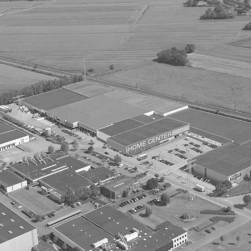 Een zwartwit foto vanuit de lucht van het Home Centerpand