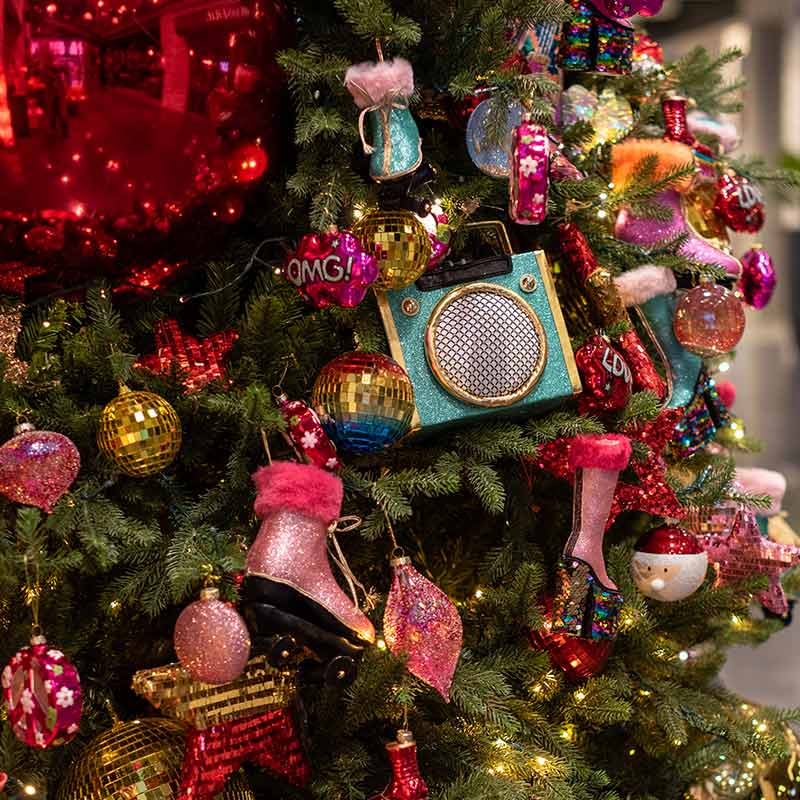 Kerstboom met vrolijke kleur kerstballen 