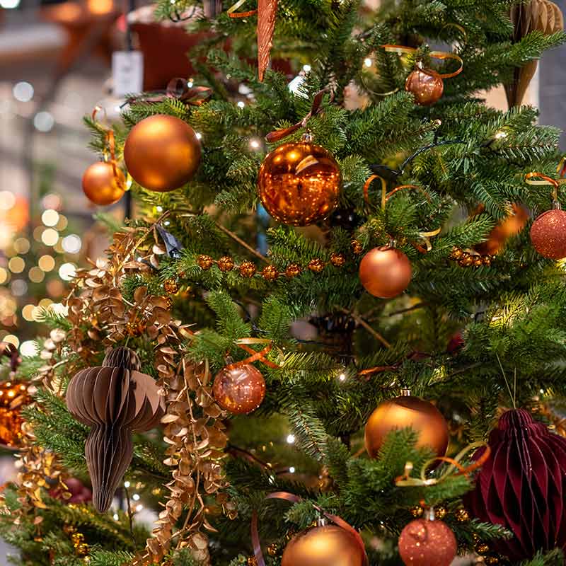 Kerstboom met koperen kerstballen 