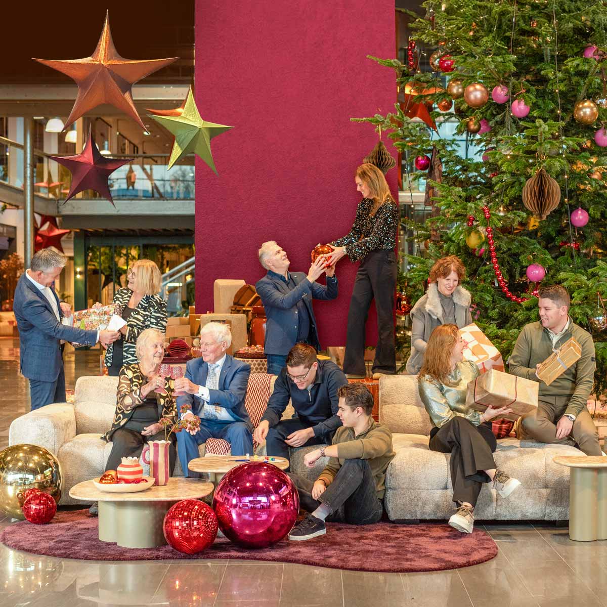 Ruime woonkamer met ronde beige bank, organisch vloerkleed en sculpturale salontafel bij panorama-raam