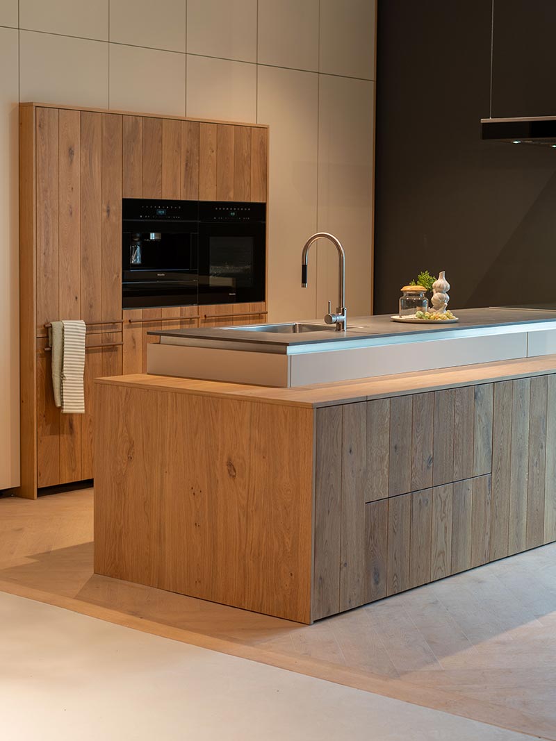 Moderne houtenkeuken met kookeiland, houten fronten en ingebouwde apparatuur in warme, natuurlijke sfeer