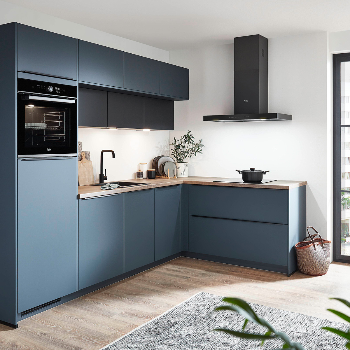 Keuken van Keukendepot in een petrol kleur in een hoekopstelling