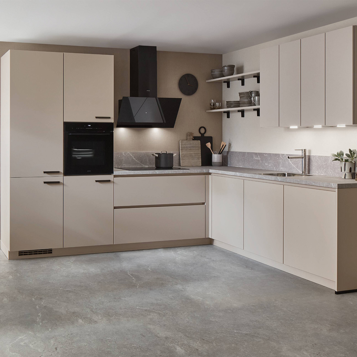 Keuken van Keukendepot in het beige in een hoekopstelling