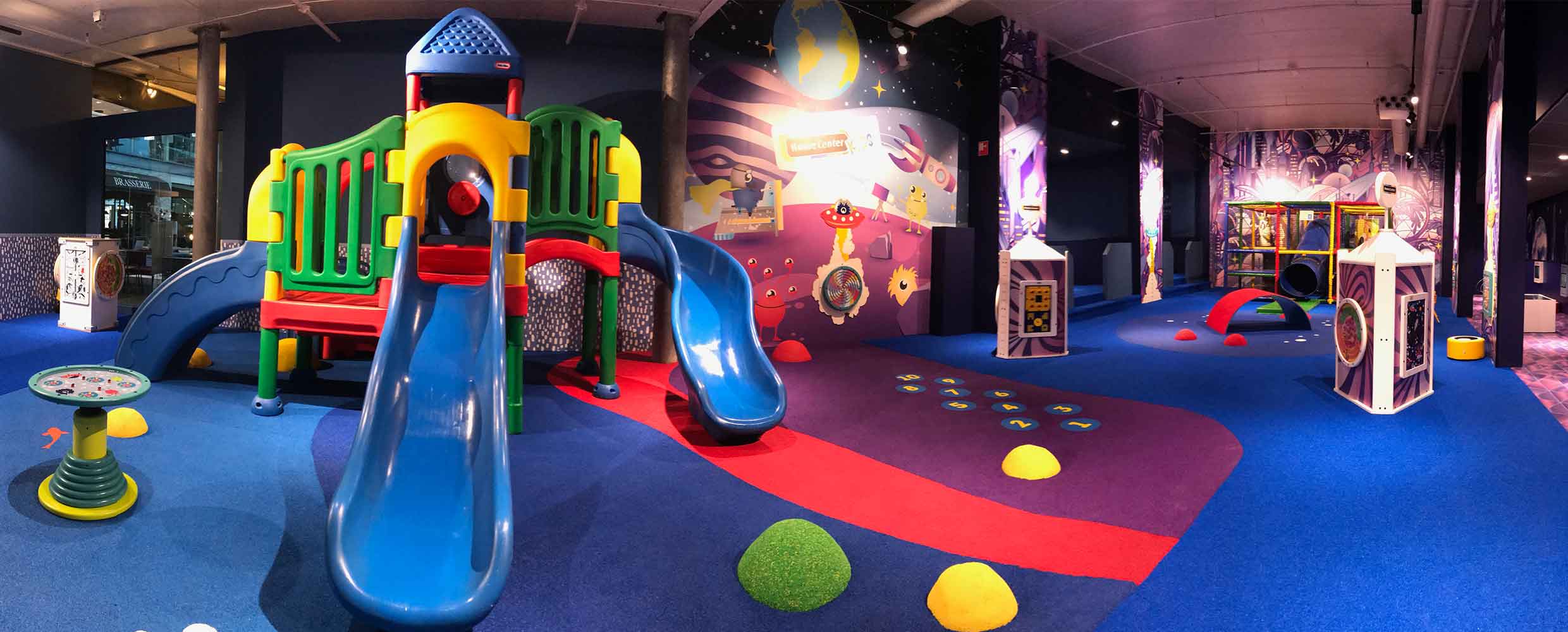 Het kinderdorp van Home Center met glijbaan en speeltoestellen