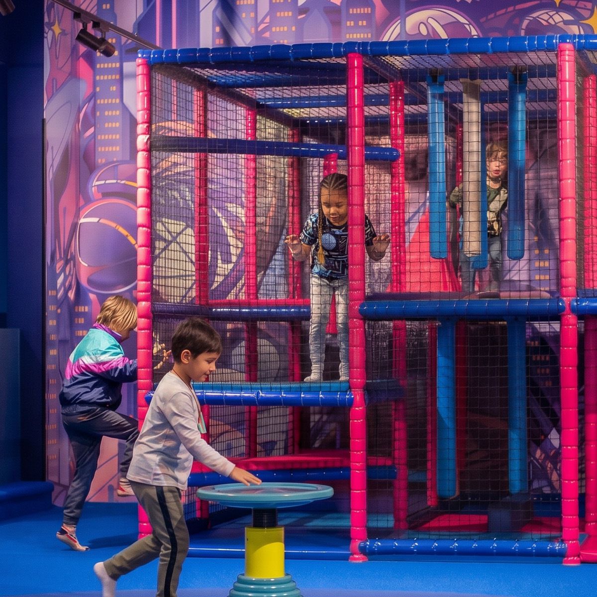 Blije kinderen in een speeltoestel in het kinderdorp van Home Center