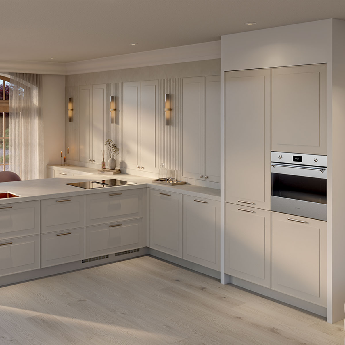 Klassieke beige hoekkeuken met paneeldeuren, kookeiland en ingebouwde oven