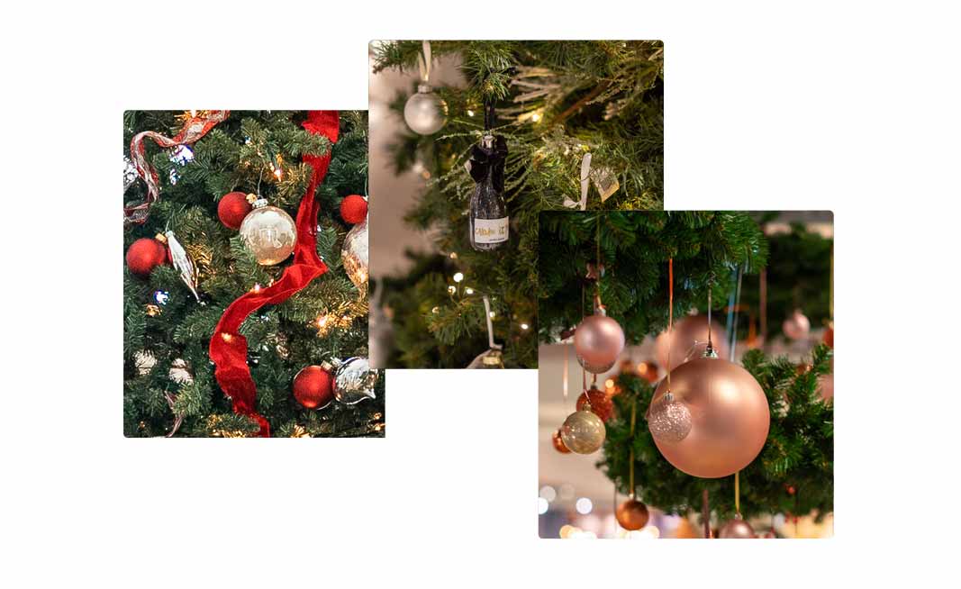 Drie luik van verschillende kleuren kerstballen 