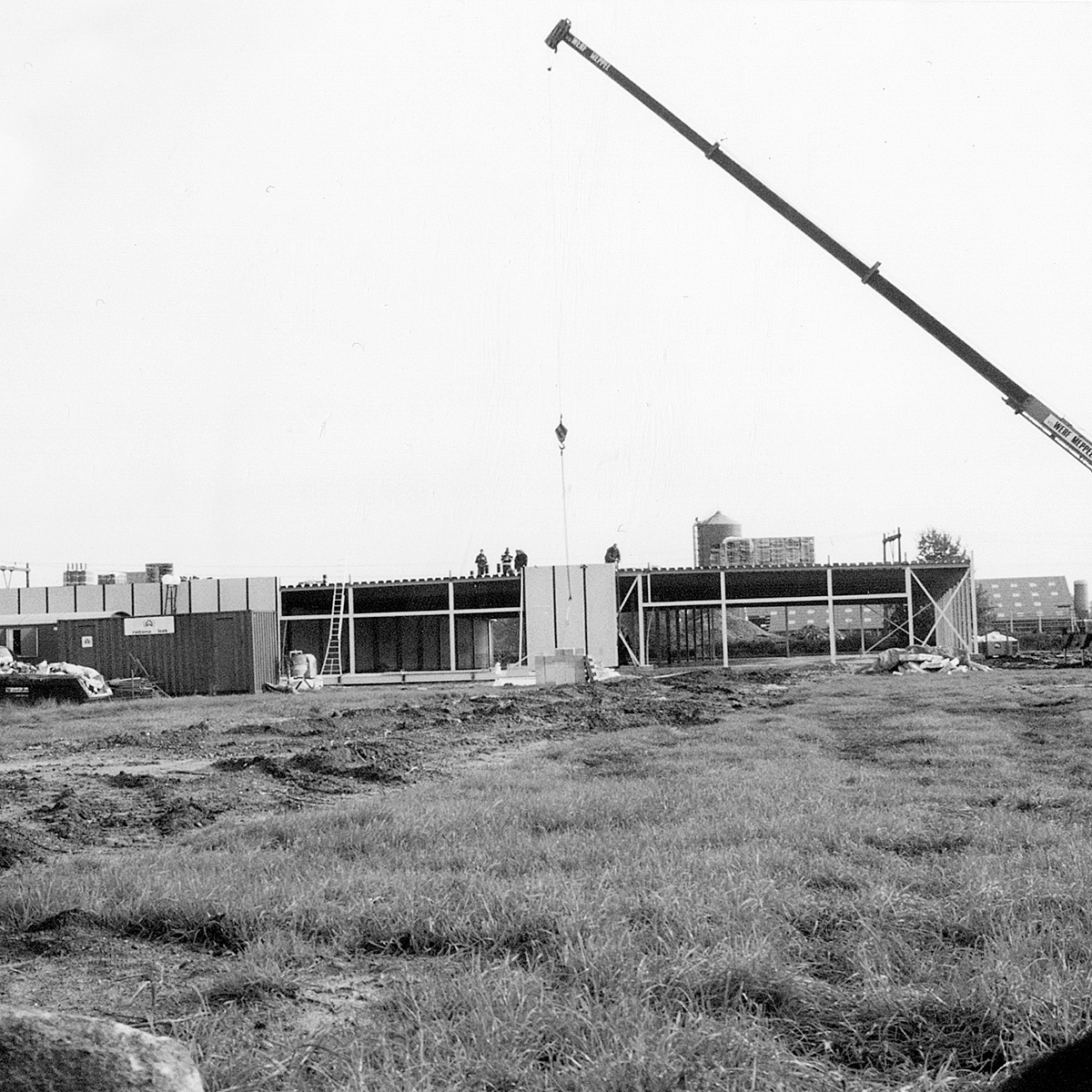 foto van een kraan die een pand aan het verbouwen is