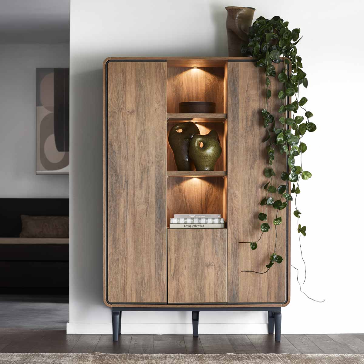 Hoge bruine opbergkast met ronde hoeken van INHOUSE