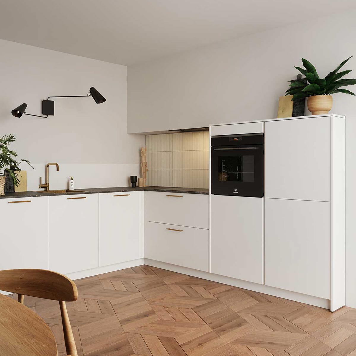 Matte witte hoekkeuken met zwart werkblad, houten vloer en moderne wandlamp