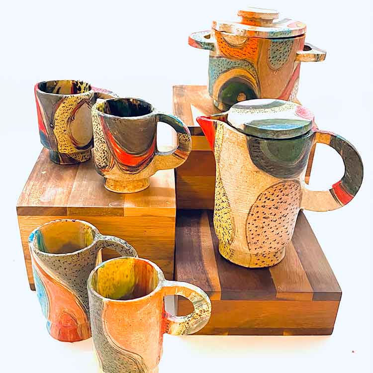 Kopjes en kannen in bonte kleuren met dessins