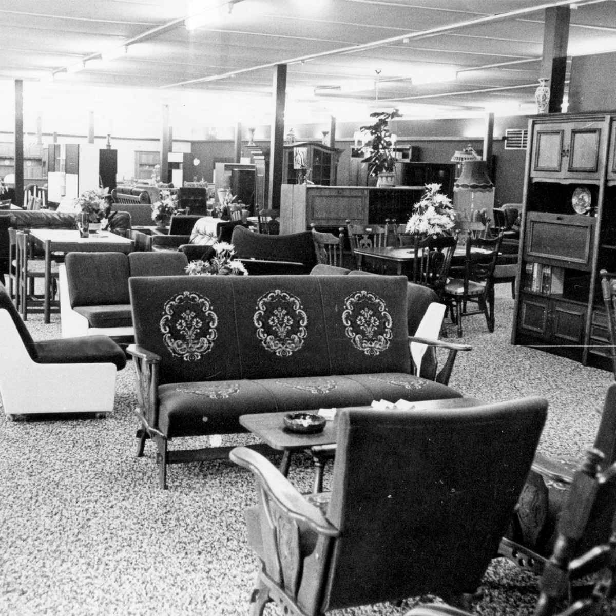 foto van oude meubels in de winkel van vroeger