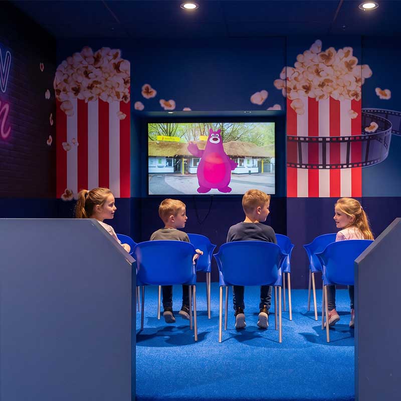 Schermen met kinderspelletjes in het kinderdorp