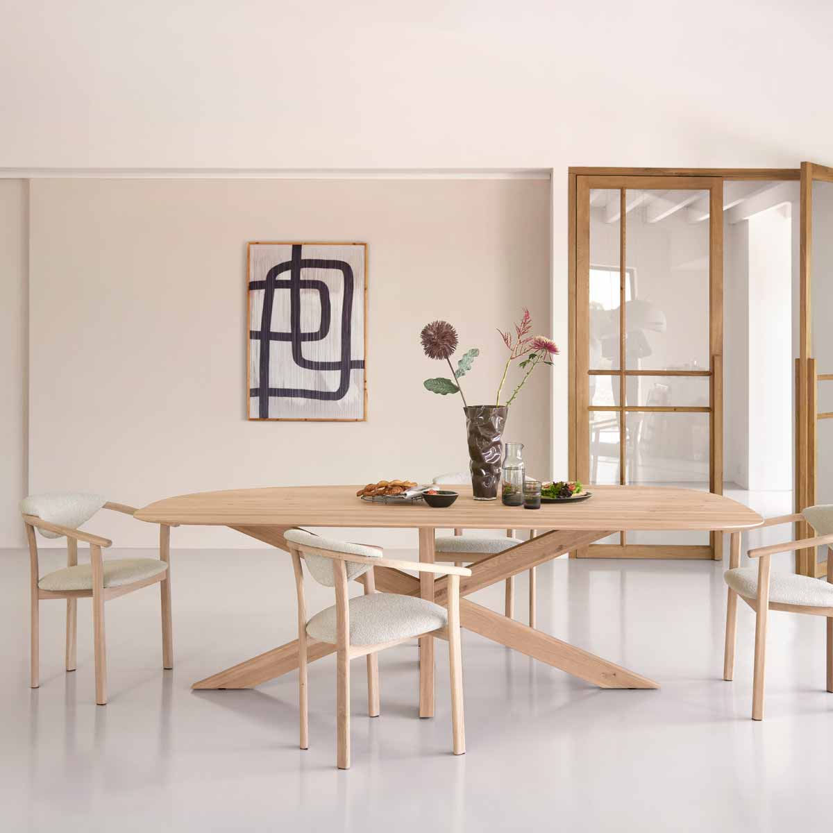 inhouse eetkamertafel en eetkamerstoelen in een minimalistische woonstijl