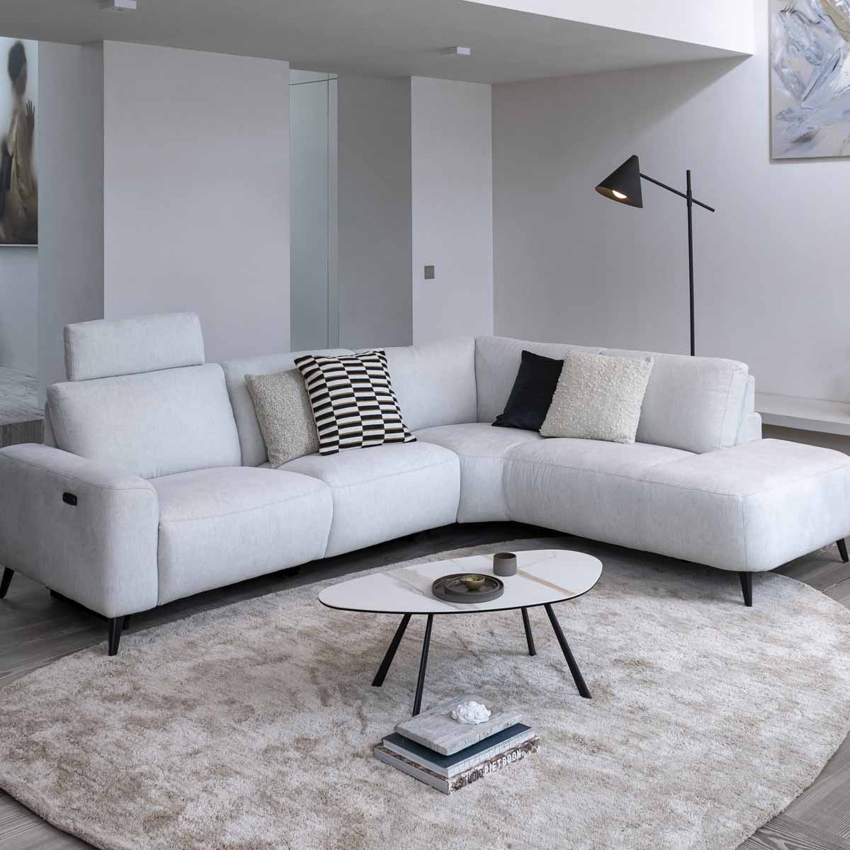 hoekbank in een minimalistische woonstijl