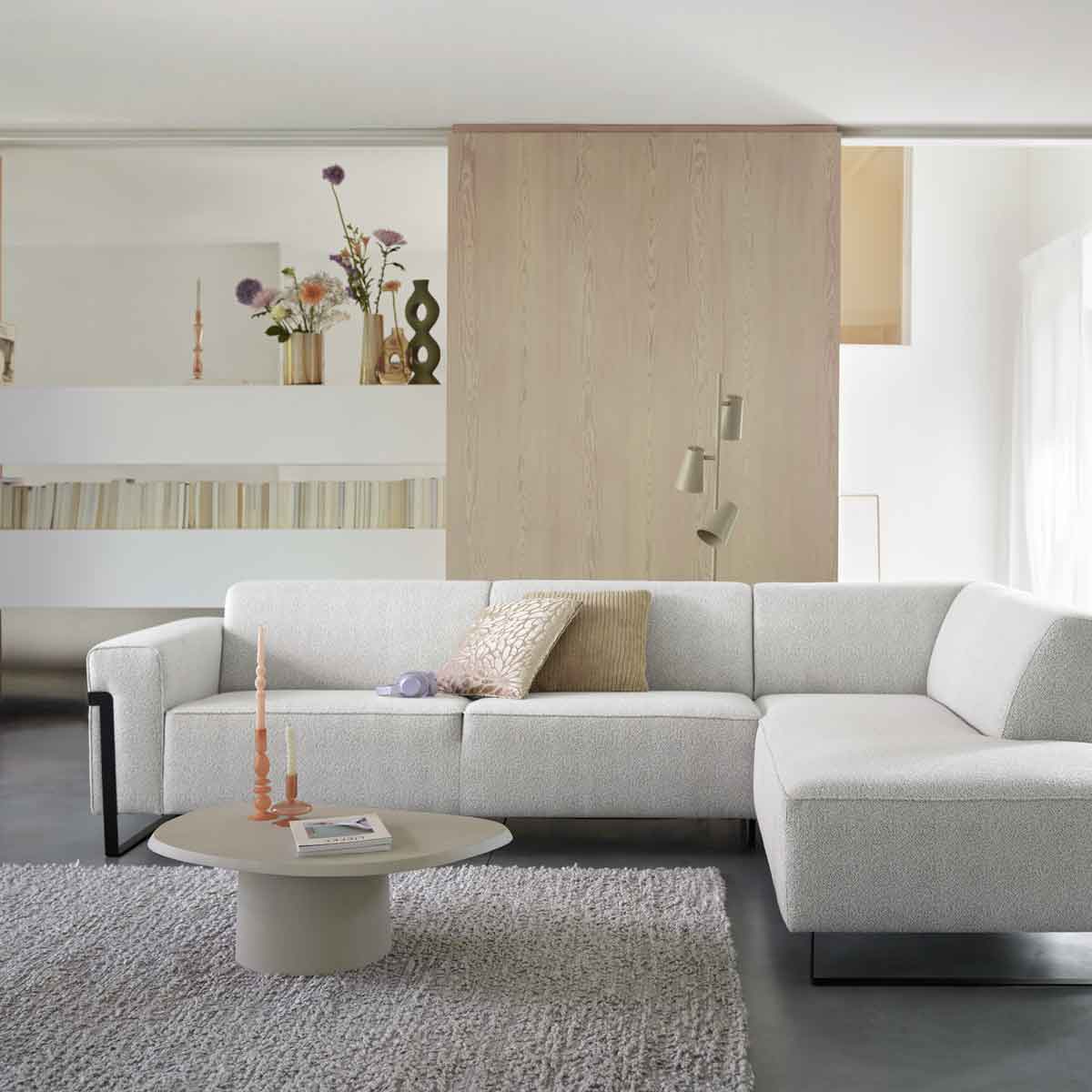 beige hoekbank in een minimalistische woonstijl