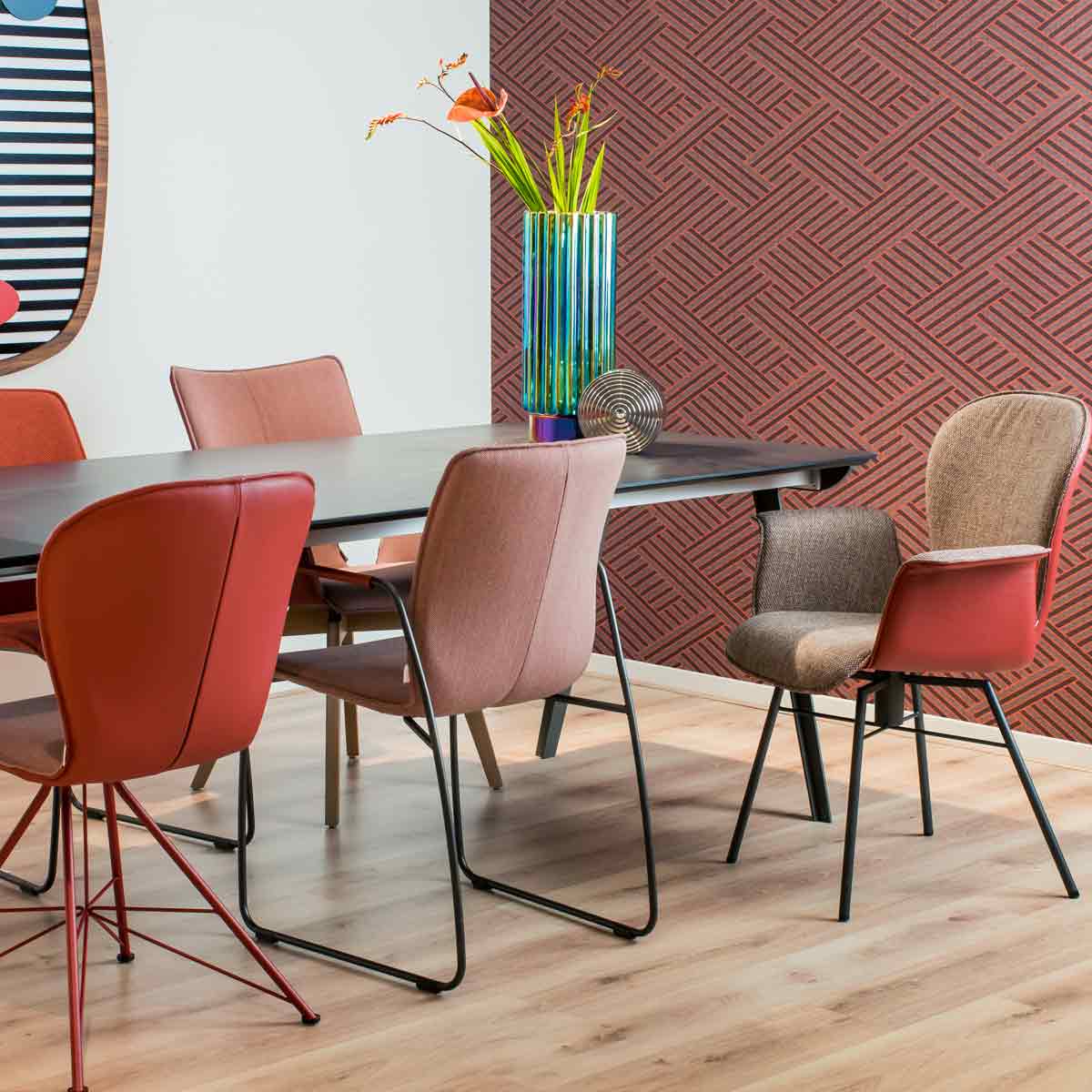 zijaanzicht van een eetkamertafel en eetkamerstoelen in rode en roze kleuren