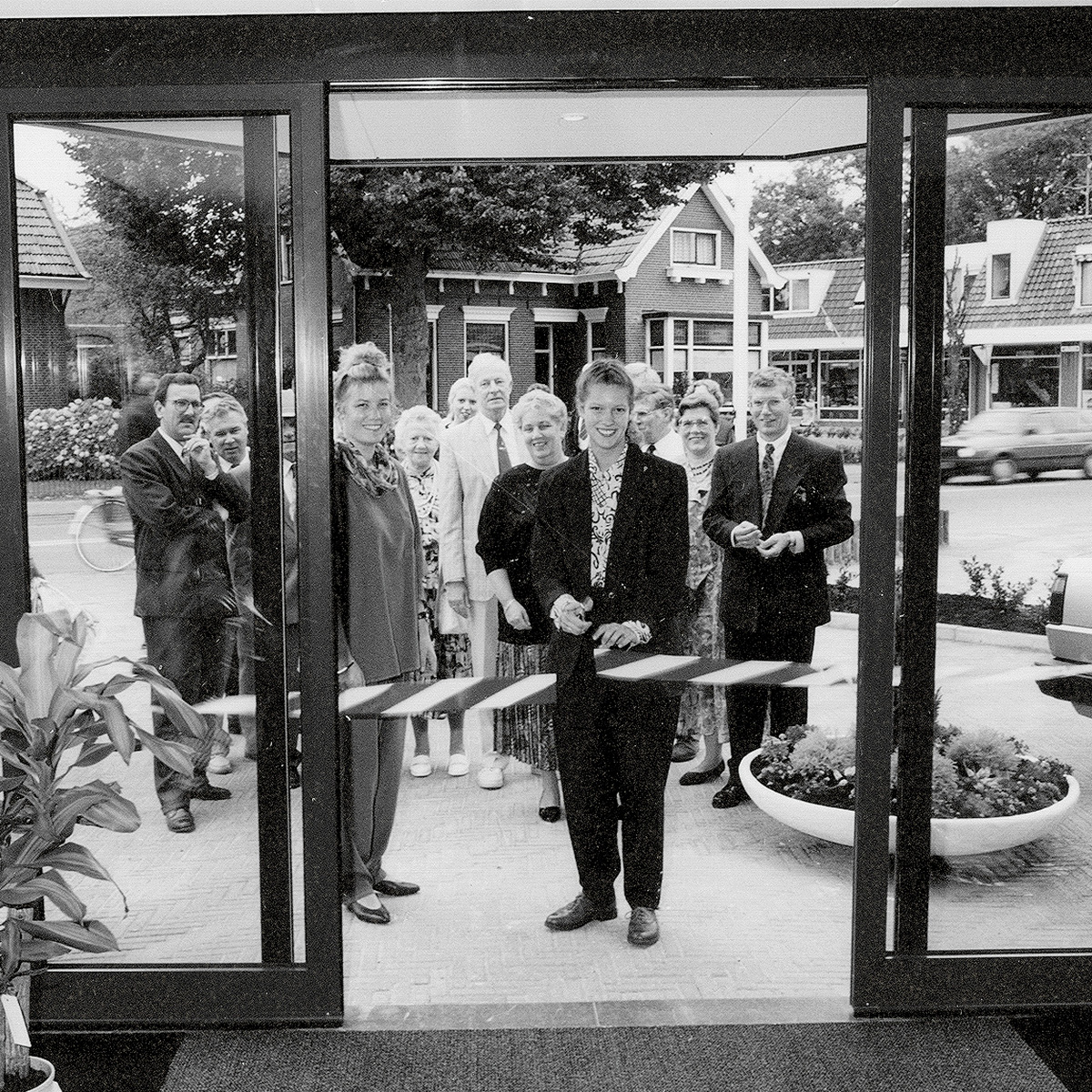 foto met mensen bij de opening van een pand