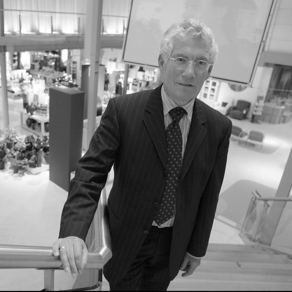 foto van Piet Kapenga in de winkel Home Center in Wolvega