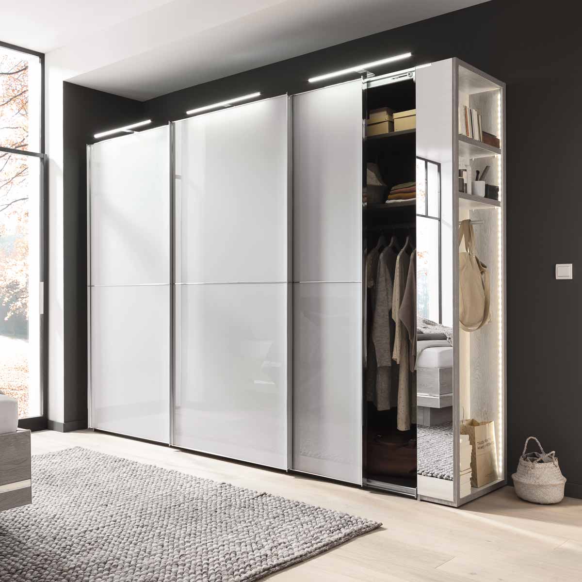 Lichtgrijze wandkast voor in de slaapkamer met schuifdeuren