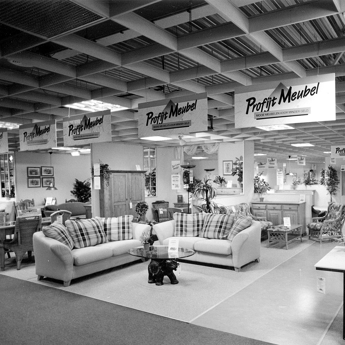 foto van vroeger van Profijt Meubel met oude meubels erop