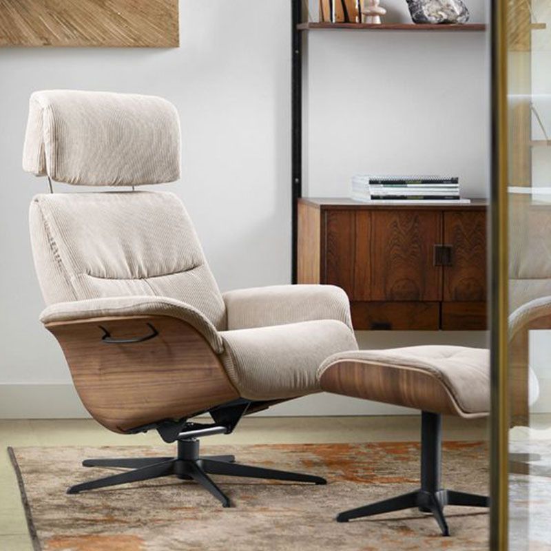 Drie relaxfauteuils in verschillende kleuren en formaten onder moderne design hanglamp