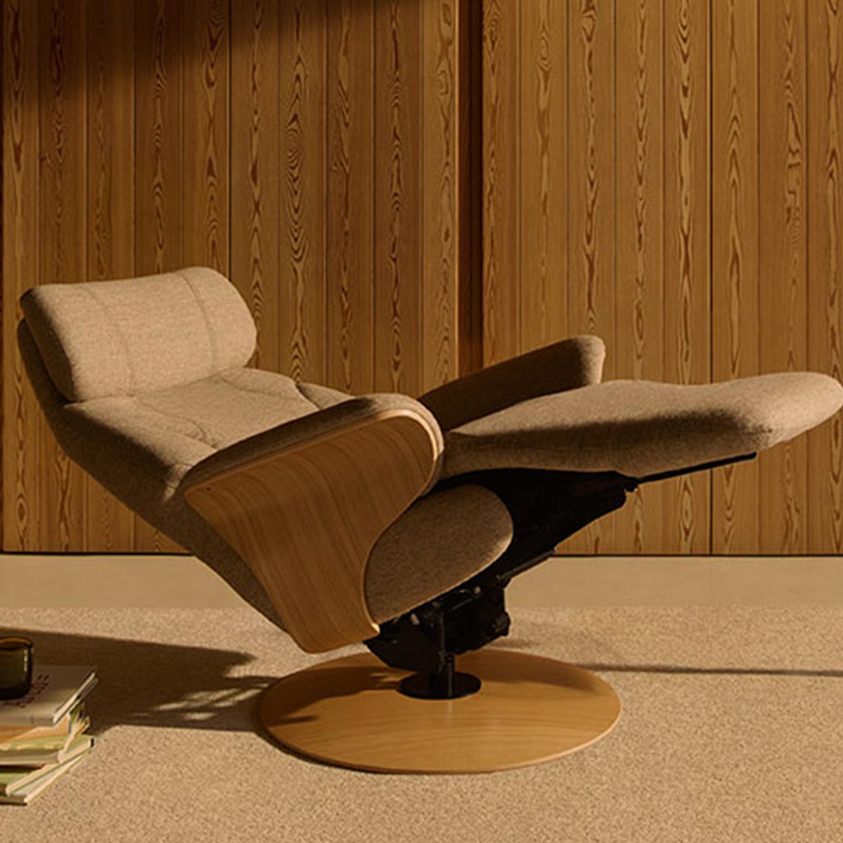 Relaxfauteuil met hartbalans functie, lichte bekleding en houten details in warme, rustige setting