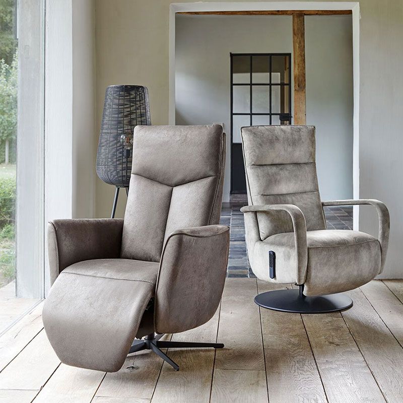 Twee relaxfauteuils in leer en stof, met armleuningen en metalen draaivoet voor comfort
