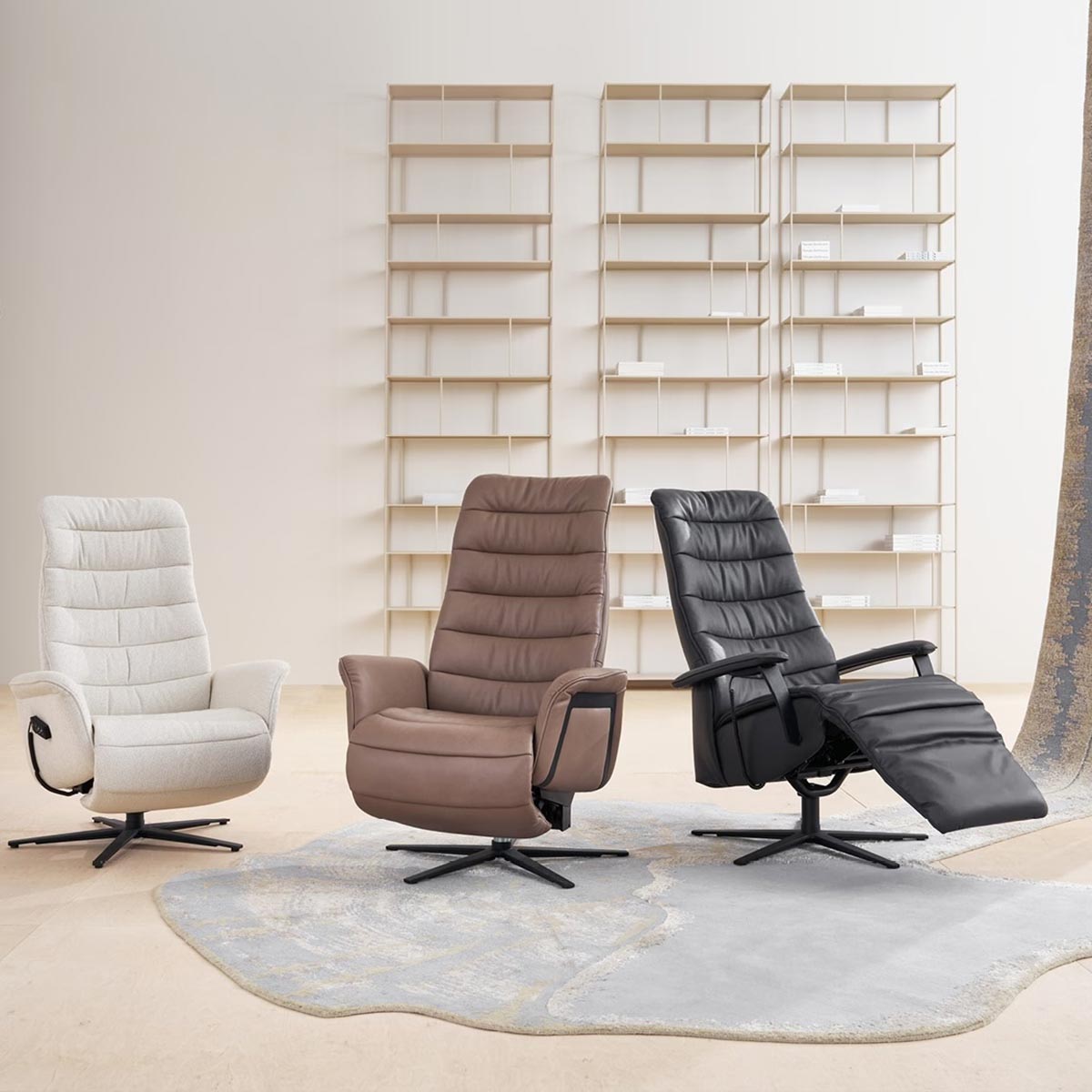 Drie relaxfauteuils in stof en leer met verstelbare rugleuning in moderne woonkamer setting