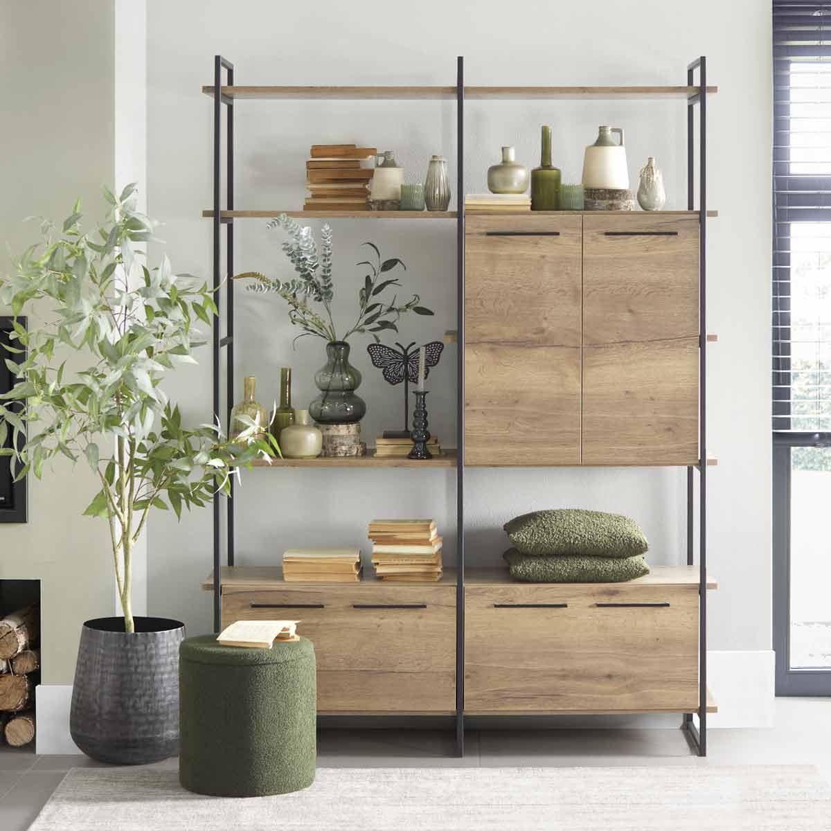 Open vakkenkast van Pronto met staal en hout in een woonkamer met accessoires