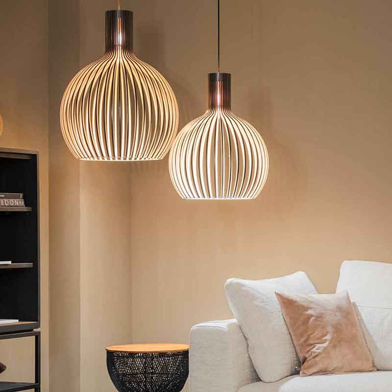 Een okergele strakke bank in moderne stijl