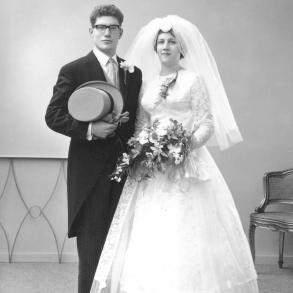 foto van twee mensen die net zijn getrouwd